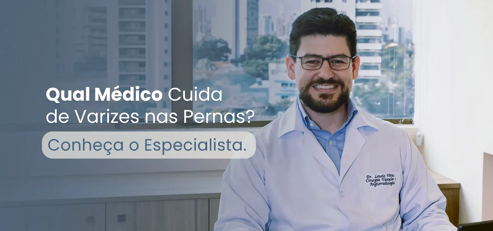 Médico sorridente e receptivo