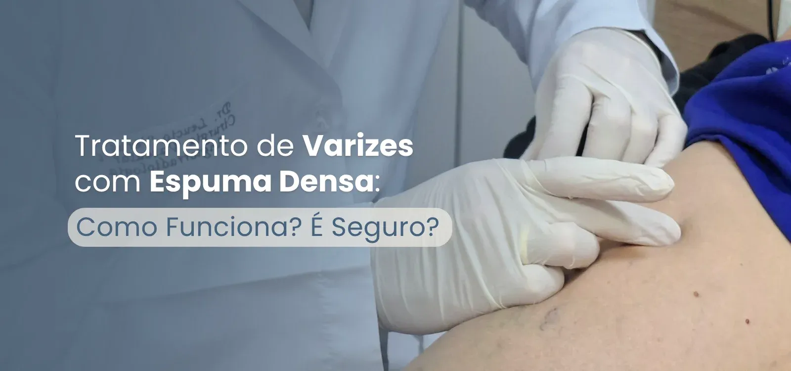 Mãos do médico realizando tratamento na perna da paciente.